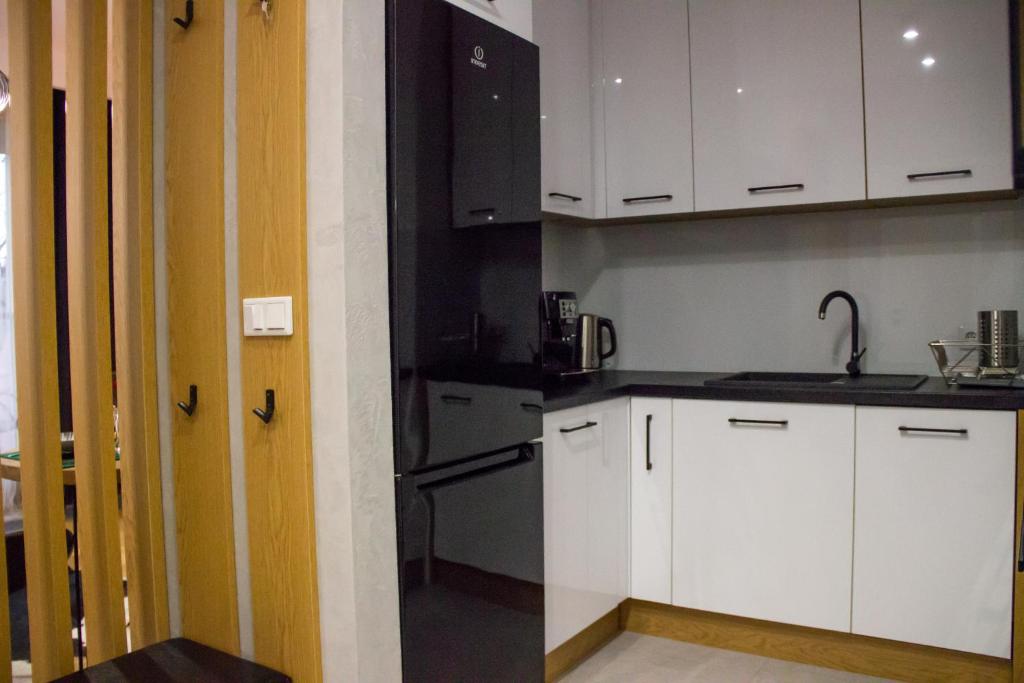 Kuchyňa alebo kuchynka v ubytovaní ApartamentySnu, Wola Premium I z parkingiem
