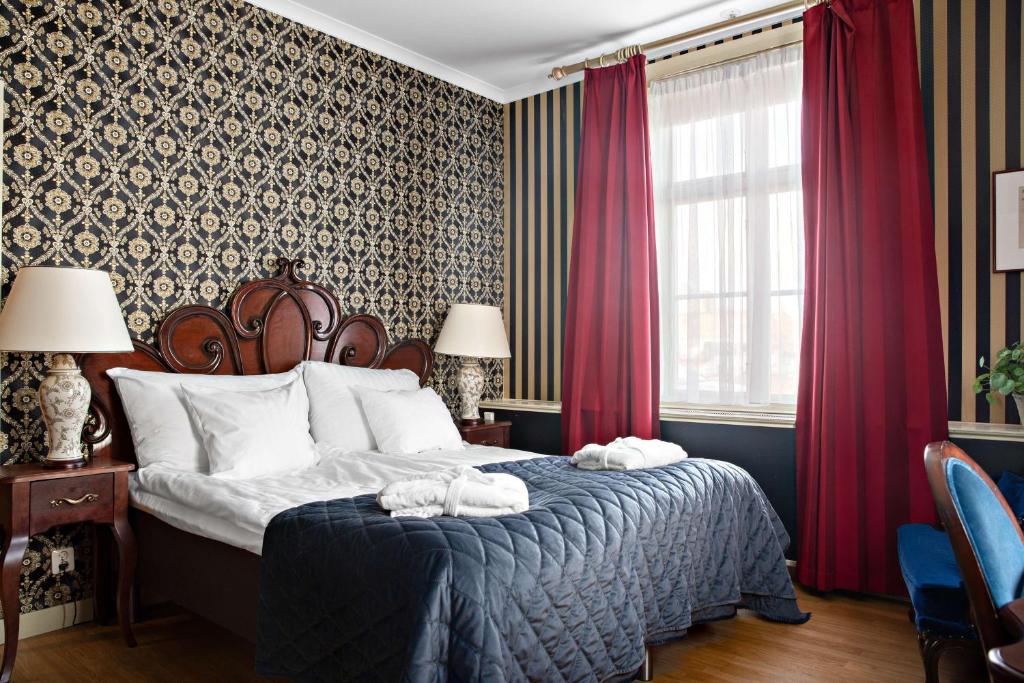 Un dormitorio con una cama con dos toallas encima. en Best Western Hotel Gamla Teatern, en Östersund