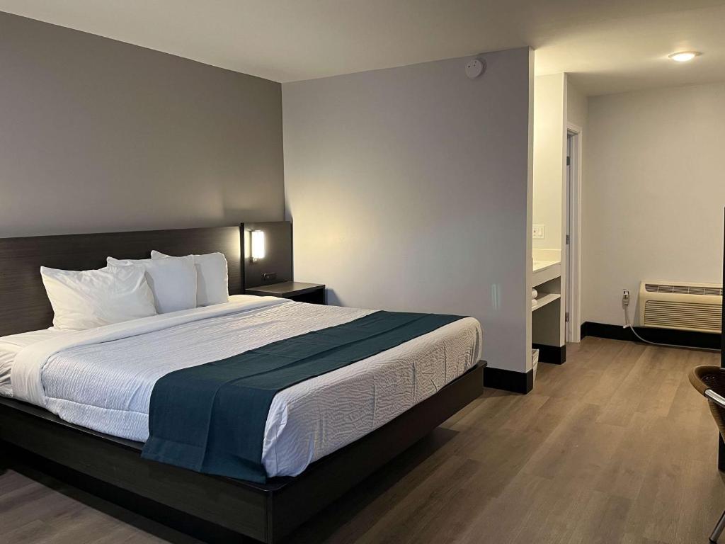 Postel nebo postele na pokoji v ubytování Motel 6 Williams AZ Downtown Grand Canyon