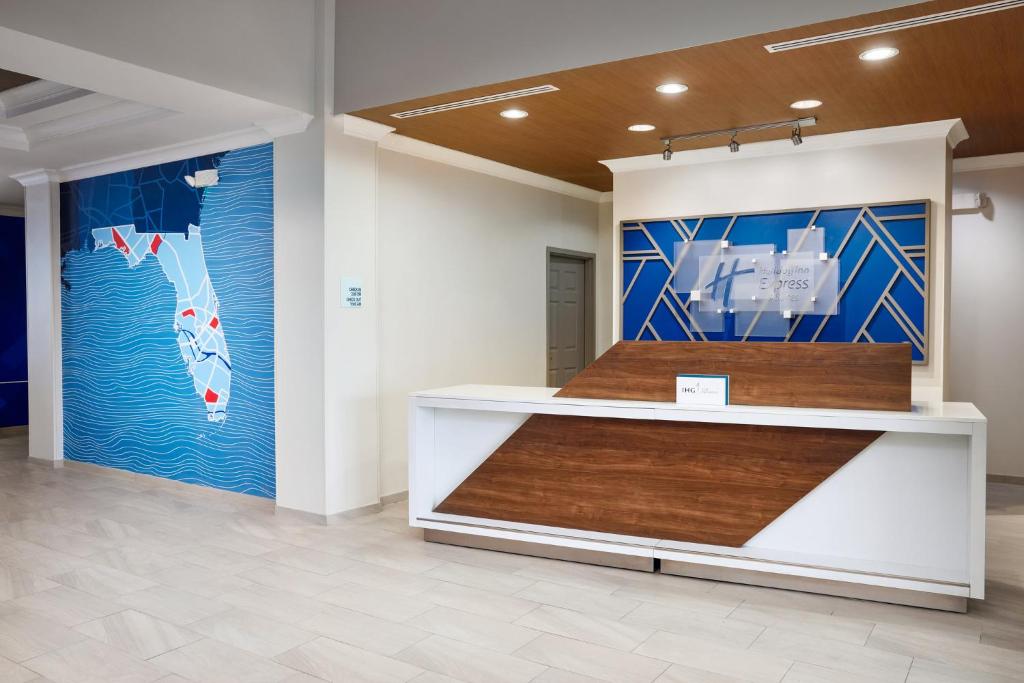 a room with a bed on display in a building at Holiday Inn Express Hotel & Suites Port St. Lucie West, an IHG Hotel in Port Saint Lucie