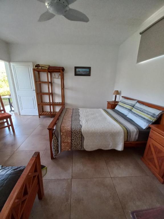 Säng eller sängar i ett rum på Hostería Los Naranjos