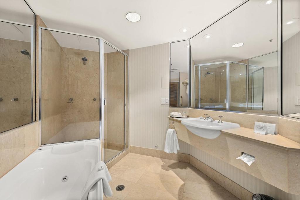 Crowne Plaza Surfers Paradise by IHG - Resim 45