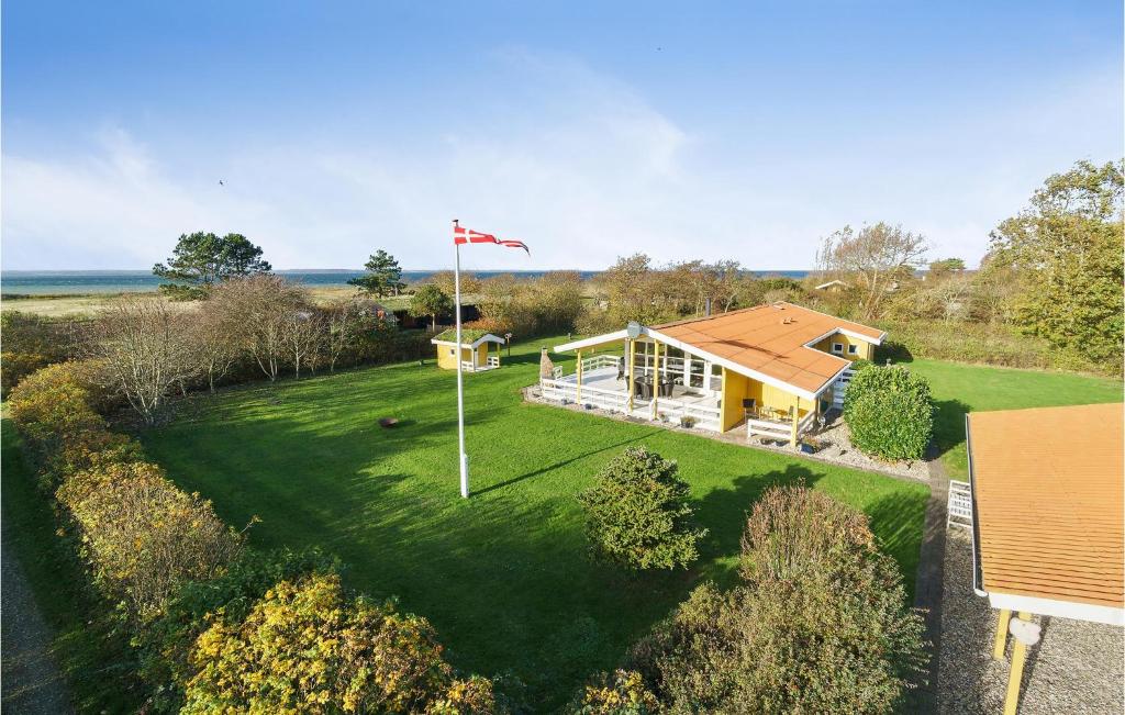 een luchtfoto van een huis met een vlag bij Lovely Home In Tranekr With Kitchen in Tranekær