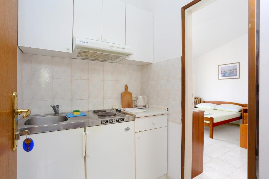 Kuchyň nebo kuchyňský kout v ubytování Apartments by the sea Slatine, Ciovo - 13298