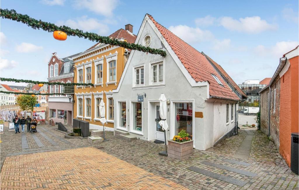 una calle en una ciudad con edificios en Amazing Apartment In Aabenraa With Wifi, en Aabenraa