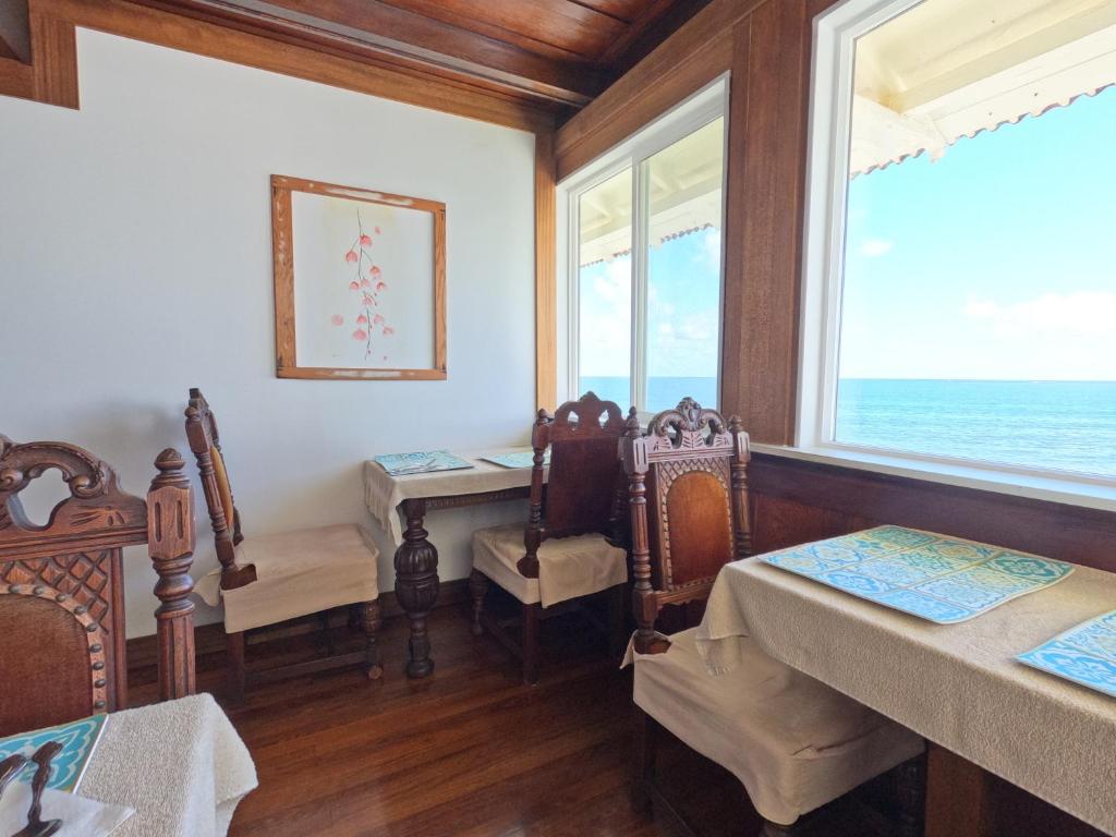 a dining room with a view of the ocean at Hilo Bay Oceanfront Bed and Breakfast in Hilo