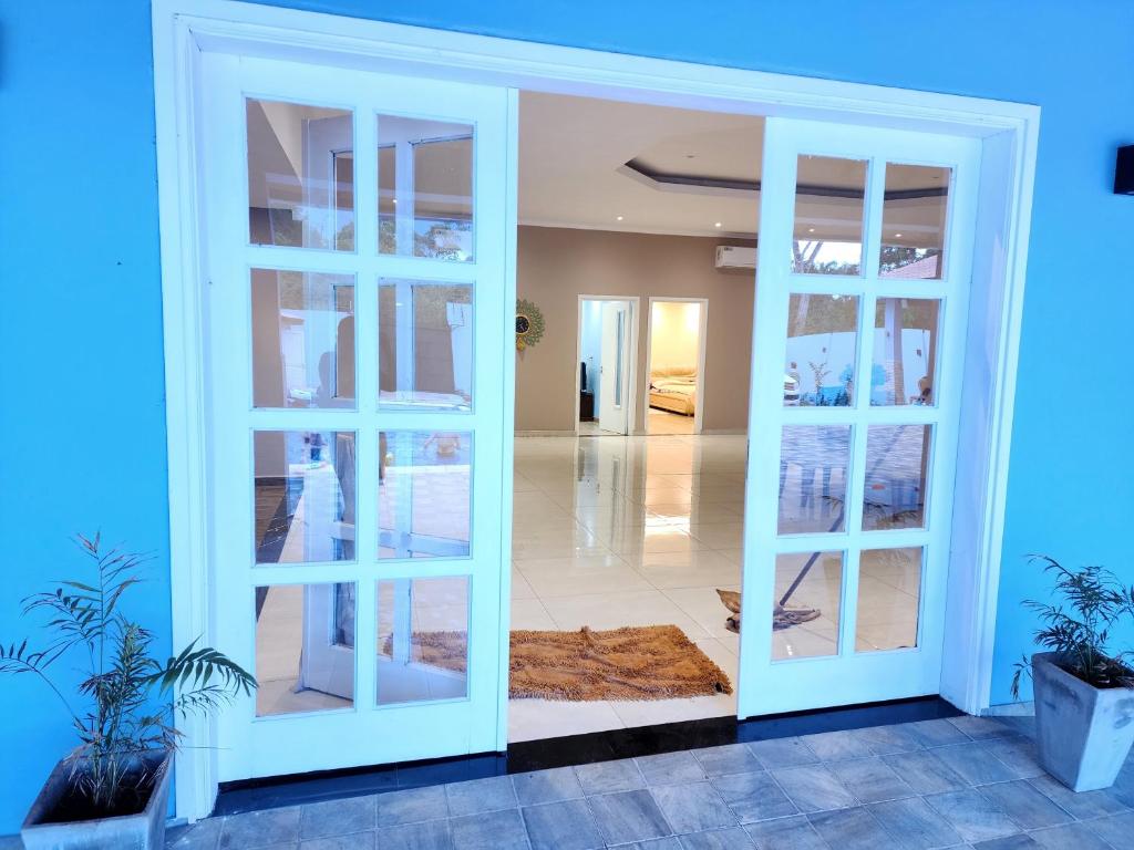 an open door to a hallway in a house at El Olimpo in Puerto Iguazú