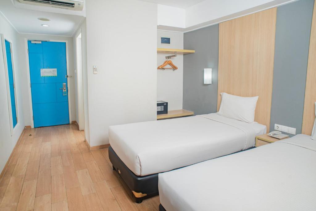 Postel nebo postele na pokoji v ubytování Hotel Citradream Bintaro