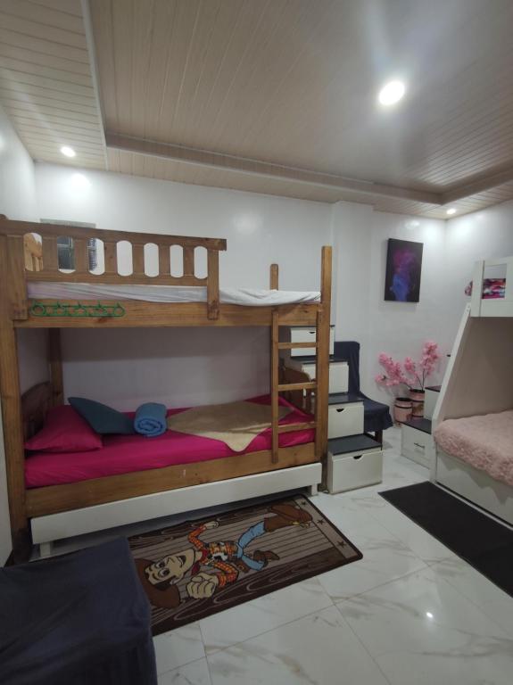 um quarto com 2 beliches num quarto em Dal's Transient em Baguio