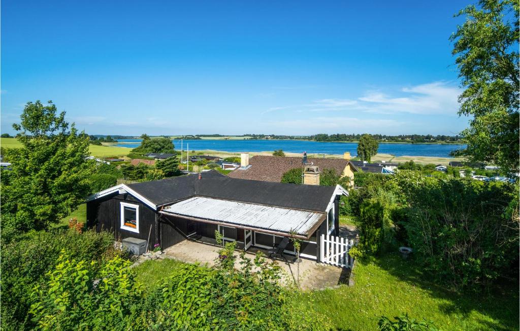 een luchtzicht op een huis met uitzicht op het water bij Awesome Home In Kirke Sby With Wifi in Kirke Såby