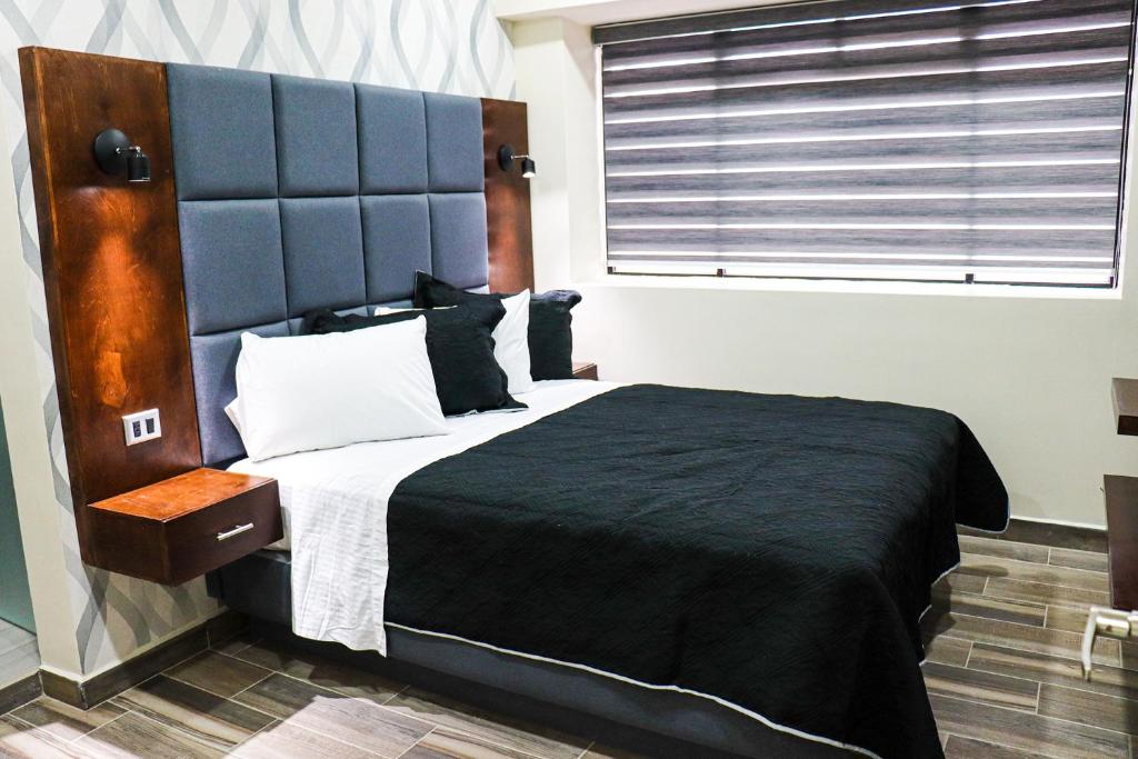 Postel nebo postele na pokoji v ubytování HOTEL MISION 11