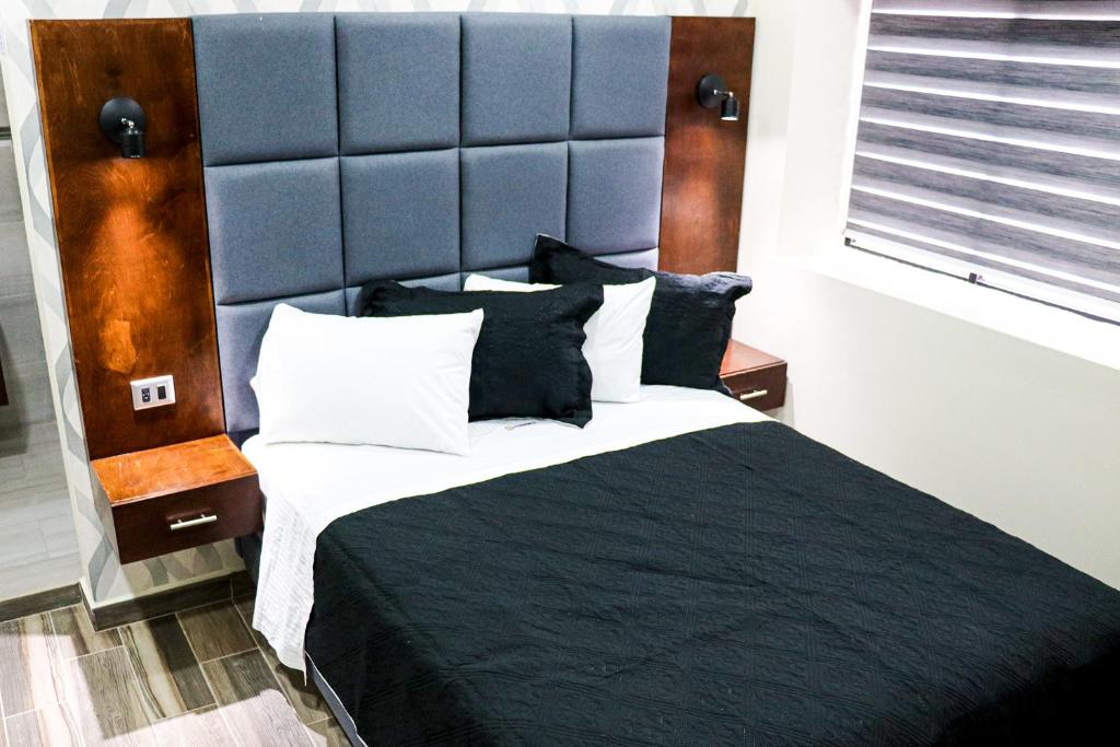 Postel nebo postele na pokoji v ubytování HOTEL MISION 11