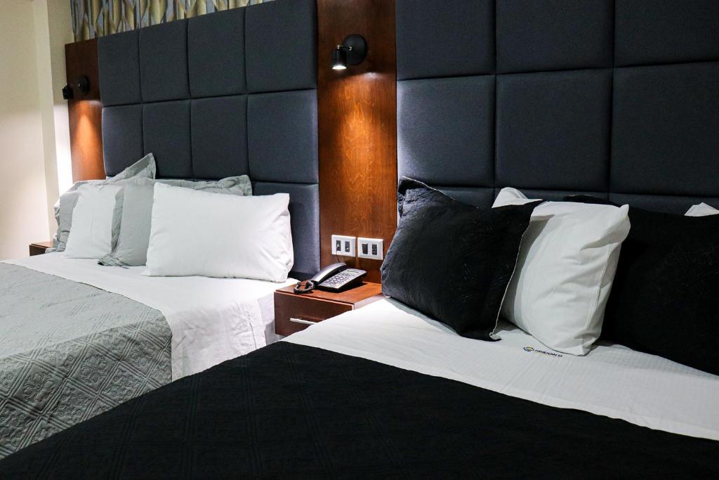 Postel nebo postele na pokoji v ubytování HOTEL MISION 11