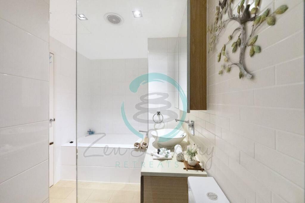 Koupelna v ubytování ZEN POINT PENTHOUSE 3-BR Executive W/front Retreat