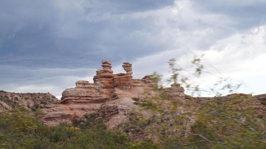 una formación rocosa con tres pilas encima en Turismo en san Rafael Mendoza en San Rafael