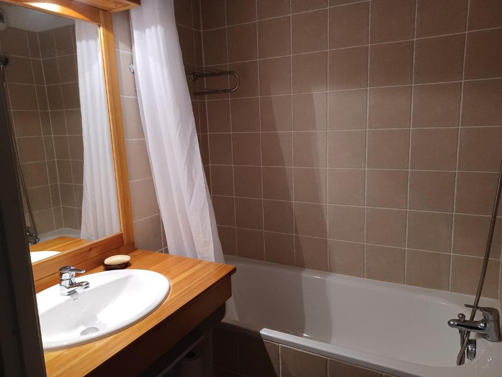 W łazience znajduje się umywalka i wanna. w obiekcie Studio confortable à 300m des pistes avec terrasse et parking - FR-1-618-25 w mieście Albiez-Montrond