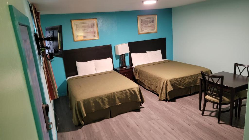 A bed or beds in a room at TRADE WINDS MOTEL