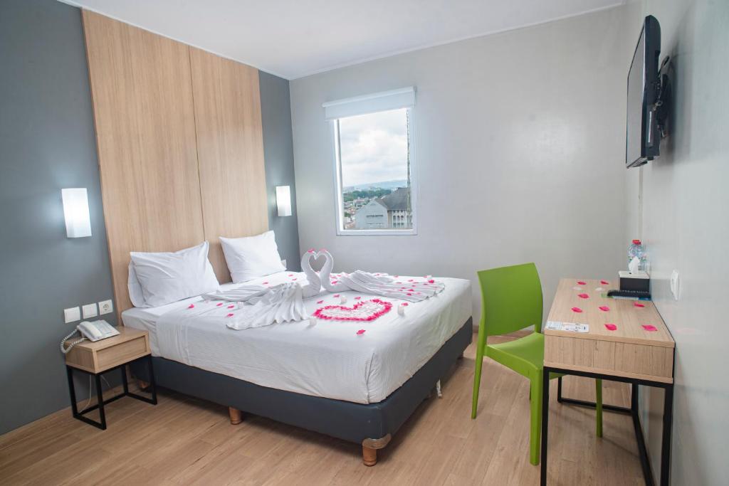 Postel nebo postele na pokoji v ubytování Hotel Citradream Bandung