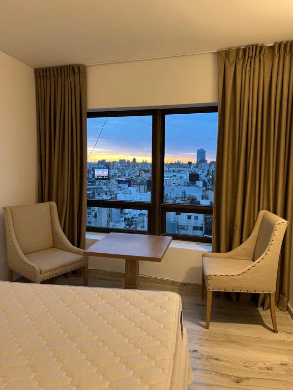 1 dormitorio con cama y ventana grande en BUENOS AIRES OASIS en Buenos Aires
