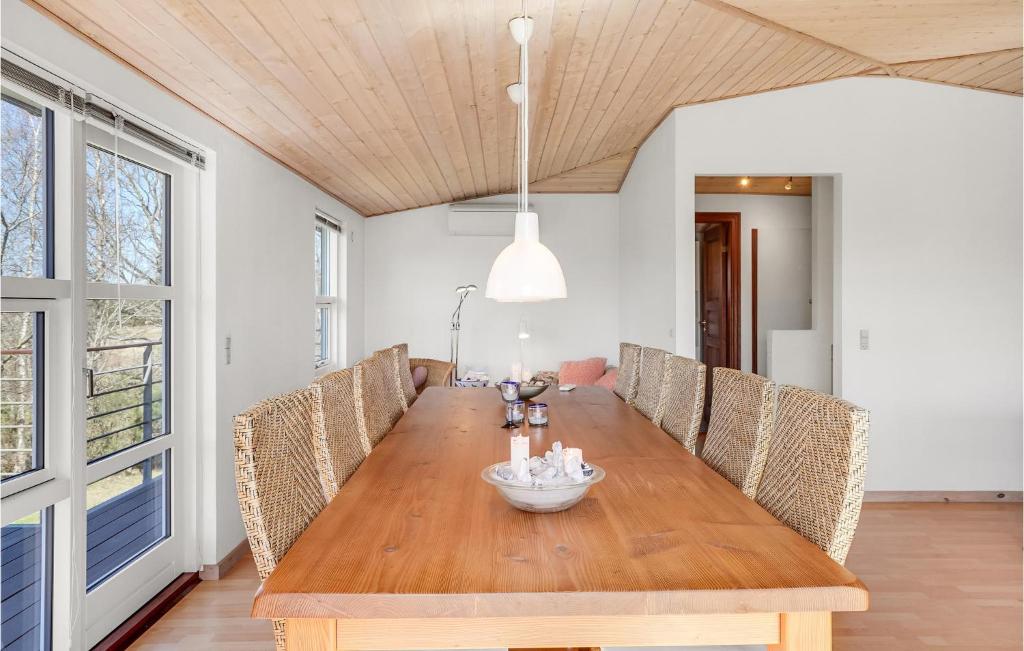 Posezení v ubytování Amazing Home In Grenaa With Sauna