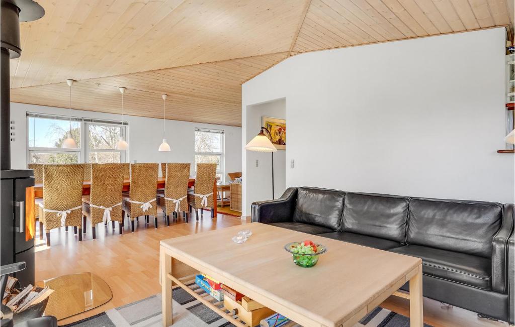 Posezení v ubytování Amazing Home In Grenaa With Sauna
