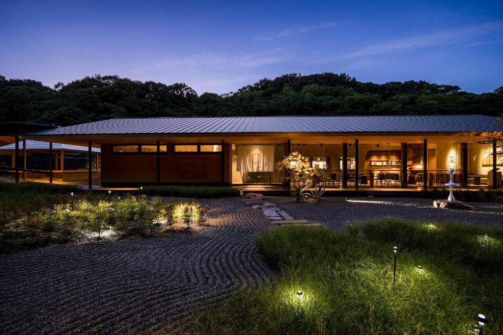 um grande edifício com luzes à frente em Naoshima Ryokan Roka em Naoshima