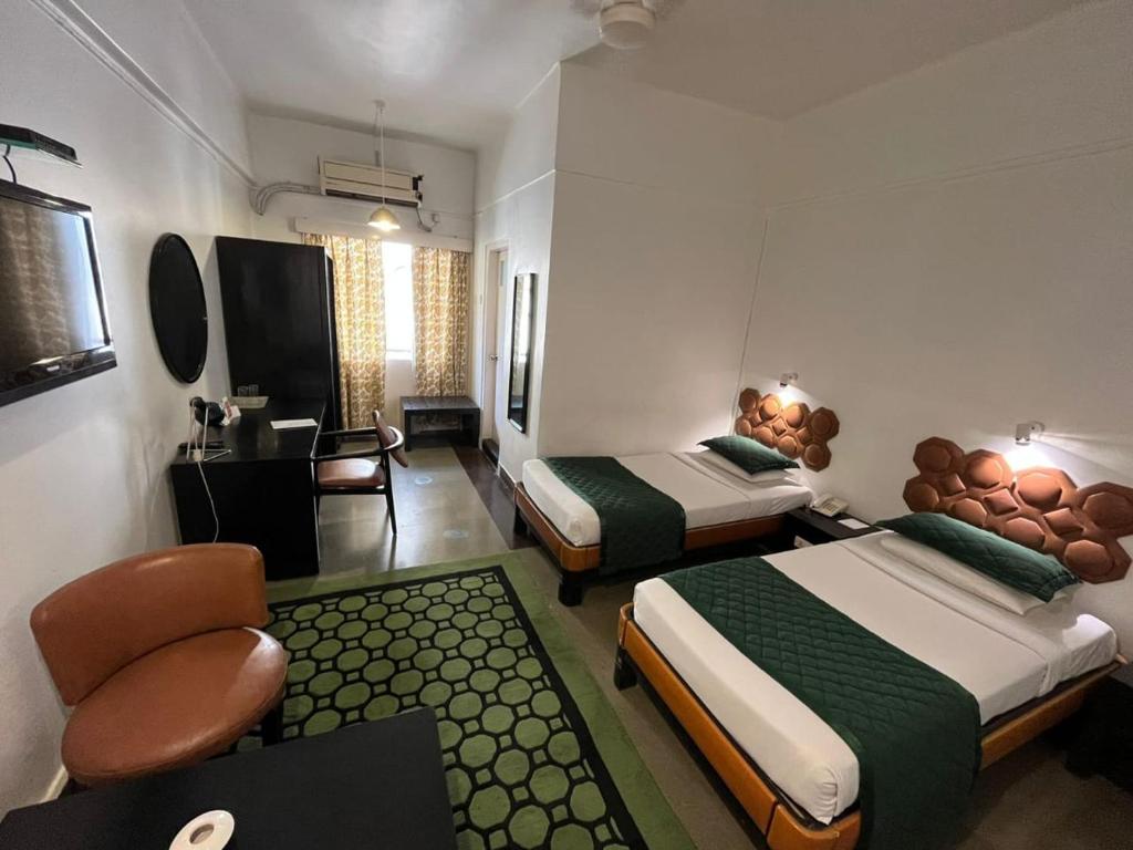 Postel nebo postele na pokoji v ubytování West End Hotel Opp Bombay Hospital
