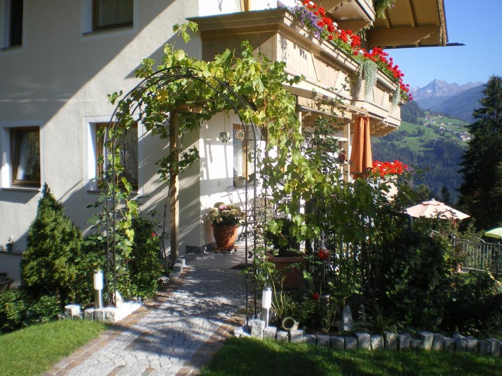 Vonkajšia záhrada v ubytovaní Neurauthof