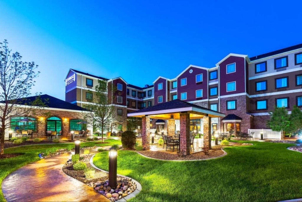 uma representação do exterior de um hotel em Staybridge Suites Bismarck, an IHG Hotel em Bismarck