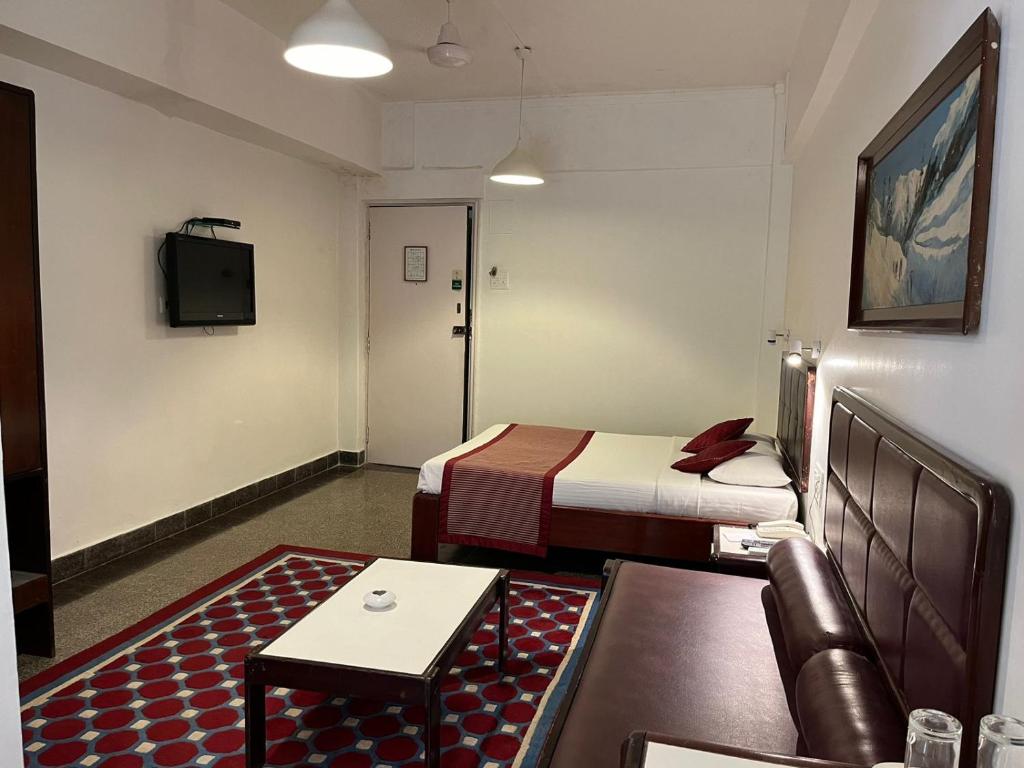 TV a/nebo společenská místnost v ubytování West End Hotel Opp Bombay Hospital