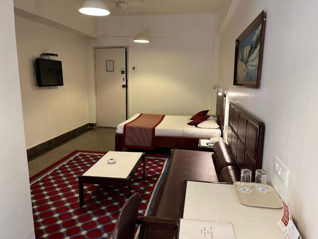 TV a/nebo společenská místnost v ubytování West End Hotel Opp Bombay Hospital