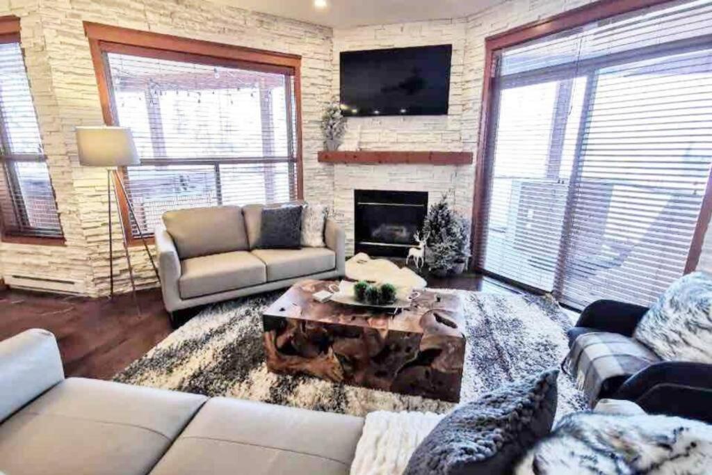 ein Wohnzimmer mit einem Sofa und einem Couchtisch in der Unterkunft Snowy Trails Lodge in Big White in Big White
