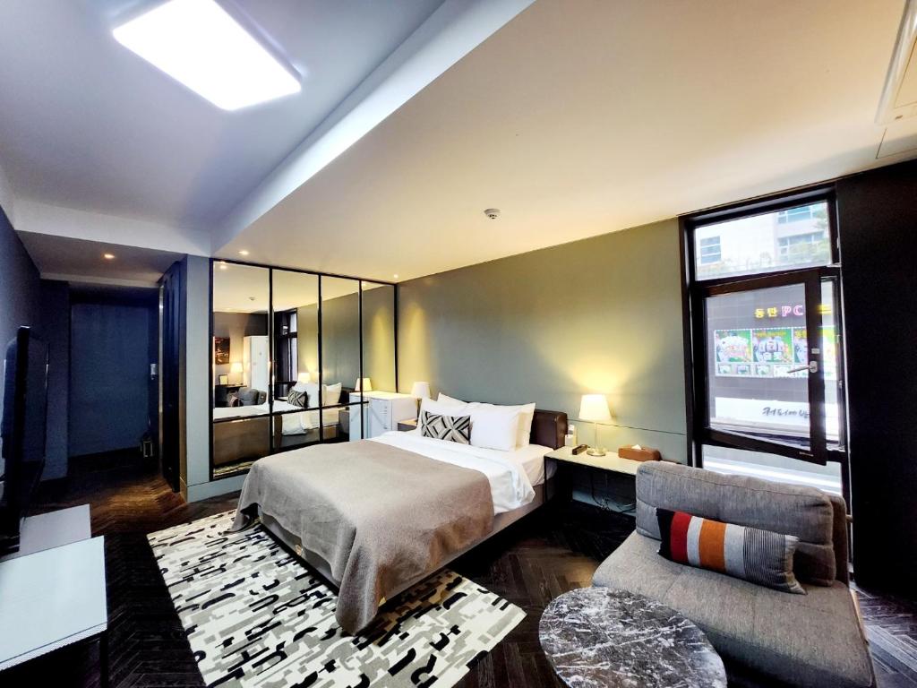 Postel nebo postele na pokoji v ubytování JS Boutique Hotel