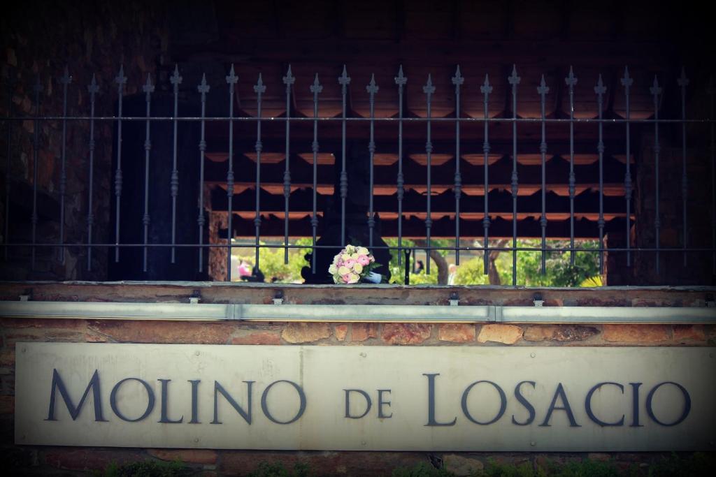 ein Schild vor einem schmiedeeisernen Zaun in der Unterkunft El Molino de Losacio in Losacio de Alba