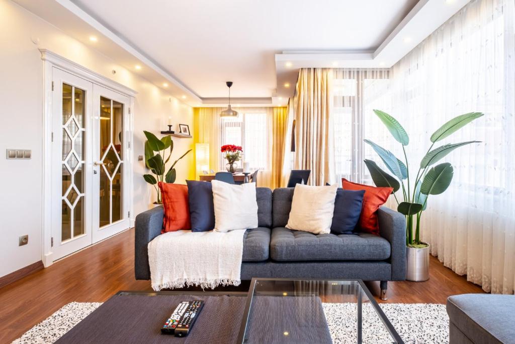 Captivating Flat with Balcony near Besiktas Pier