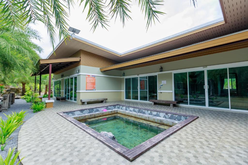 Bazén v ubytování Saline Hot Spring Resort นำ้พุร้อนเค็ม รีสอร์ท nebo v jeho okolí