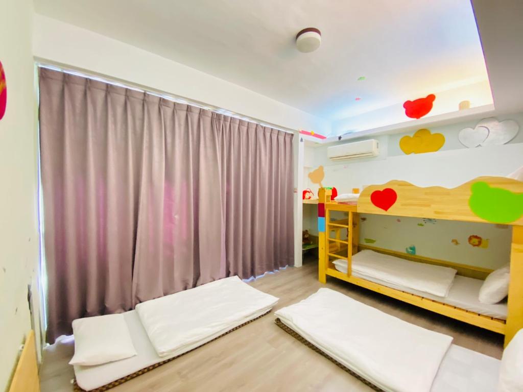 台東市的住宿－紅茶先生民宿 ，儿童卧室配有一张床和一张书桌