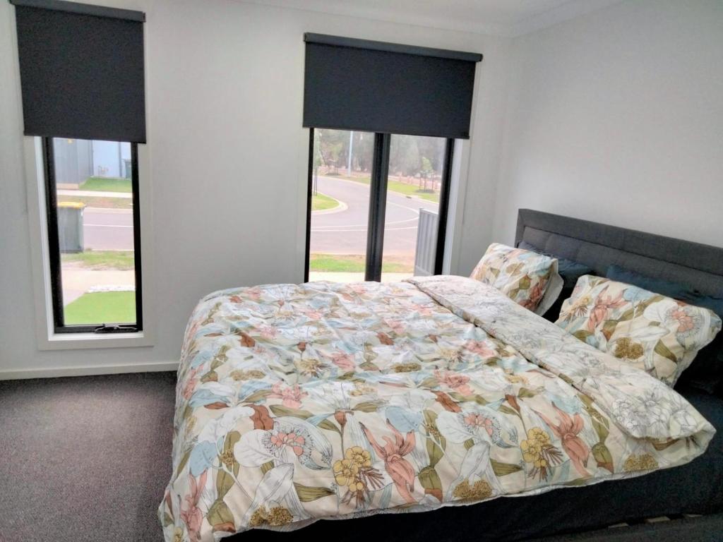 Modern and cosey 4 bedroom house walk to beach - Maison De Quatre Chambres