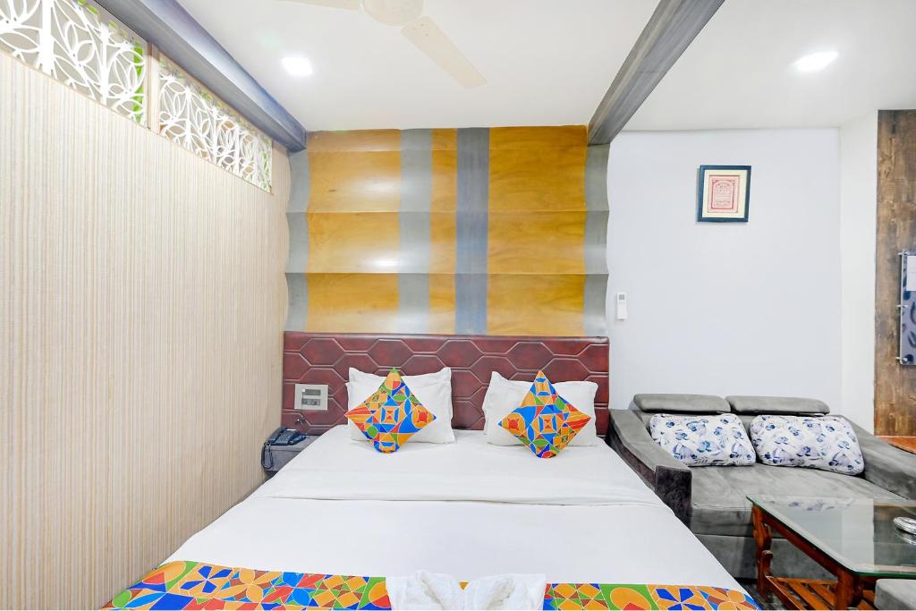 Postel nebo postele na pokoji v ubytování FabHotel Prime Middleton - Nr Niladri Vihar Square
