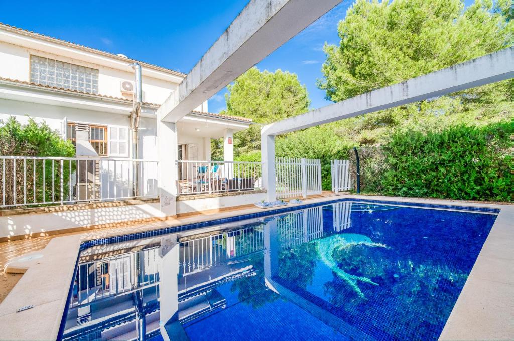 una piscina en el patio trasero de una casa en Ideal Property Mallorca - Sirenas, en Playa de Muro