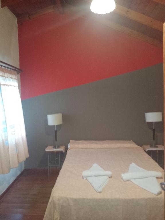 梅洛Cabañas Nicasio的一间卧室，床上有两条白毛巾