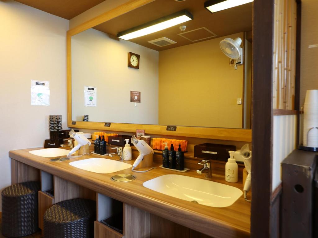 Příslušenství pro přípravu čaje a kávy v ubytování Dormy Inn Takasaki