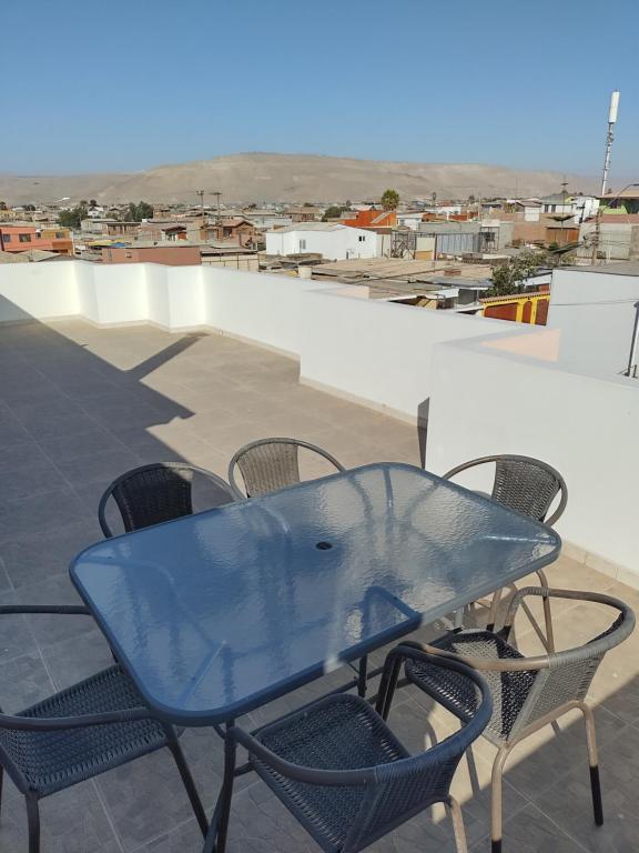 アリカにあるDepartoCasa1 Premiumの青い屋根のテーブルと椅子