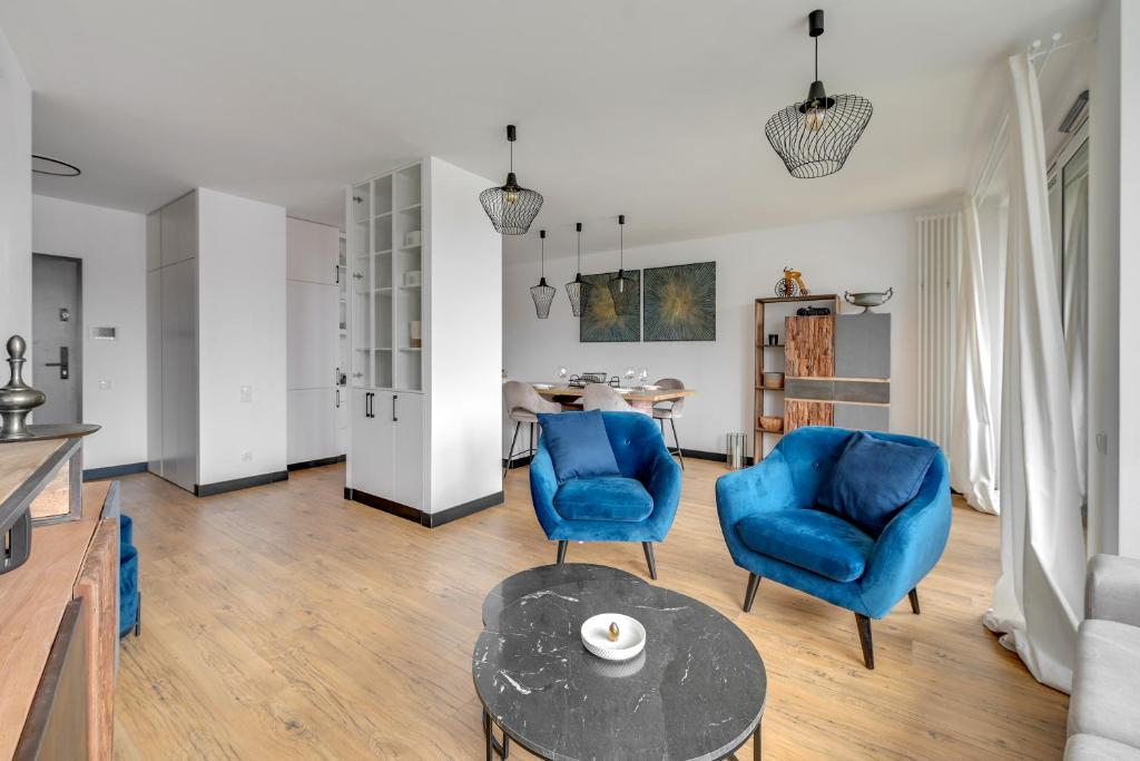 Posedenie v ubytovaní Chlebova - Riverside View Terrace, Free Parking, Gym & Kidsplay by Downtown Apartments