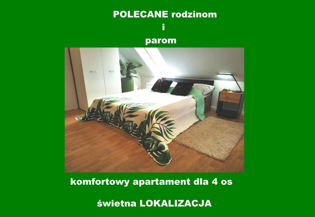 sypialnia z łóżkiem z zieloną kołdrą w obiekcie Chillout Apart In the Attic w mieście Lwówek Śląski