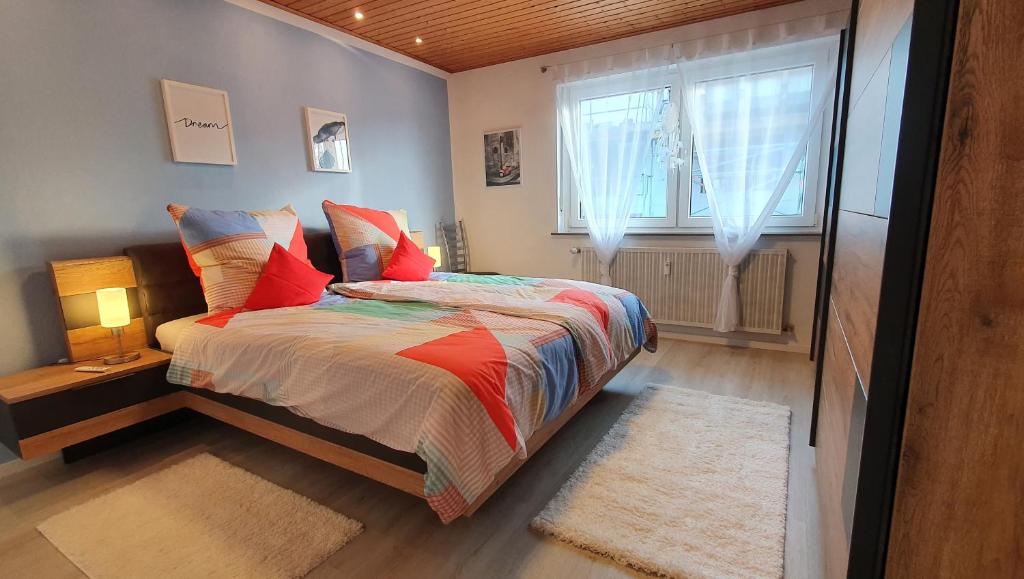een slaapkamer met een bed en een raam bij Fewo Am Tiefen Weg in Karlstadt