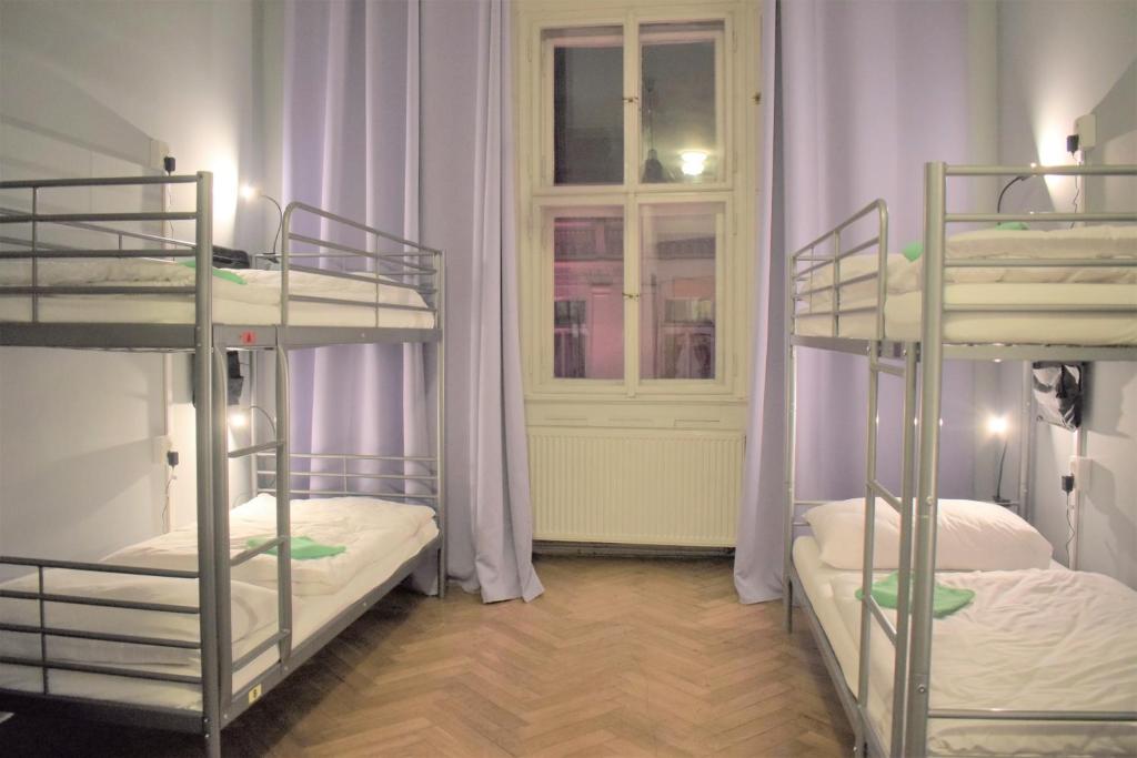 Postel nebo postele na pokoji v ubytování GLOBE Hostel Prague ADULTS ONLY