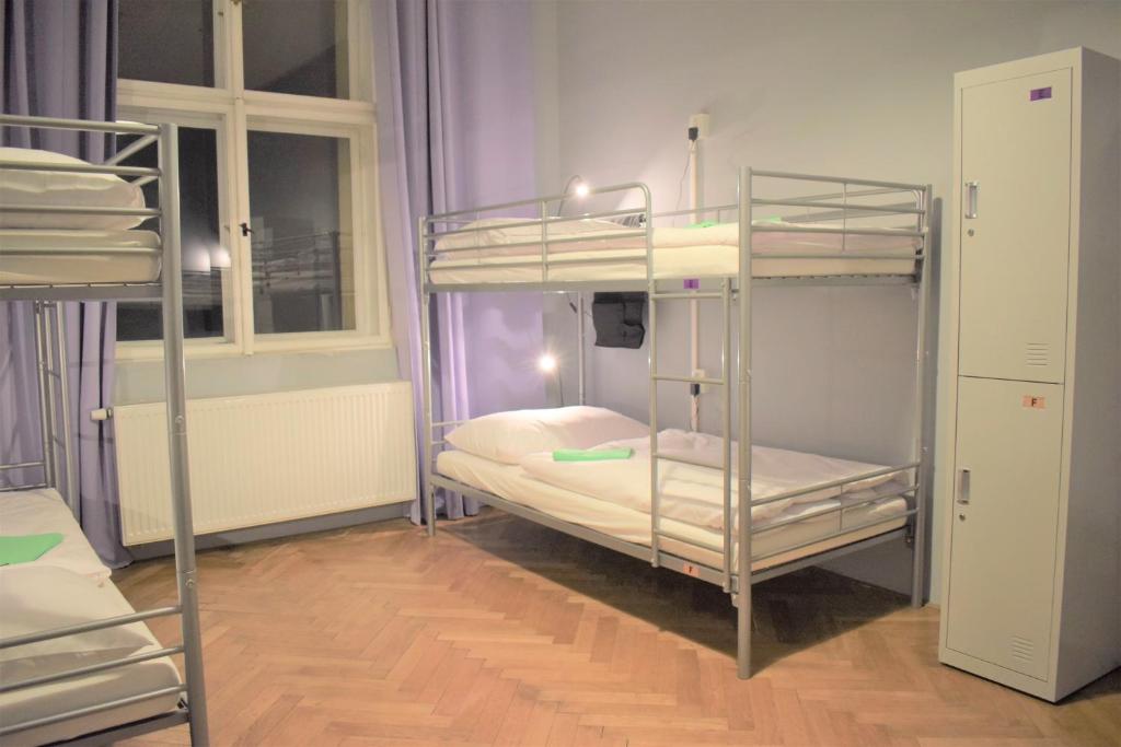 Postel nebo postele na pokoji v ubytování GLOBE Hostel Prague ADULTS ONLY