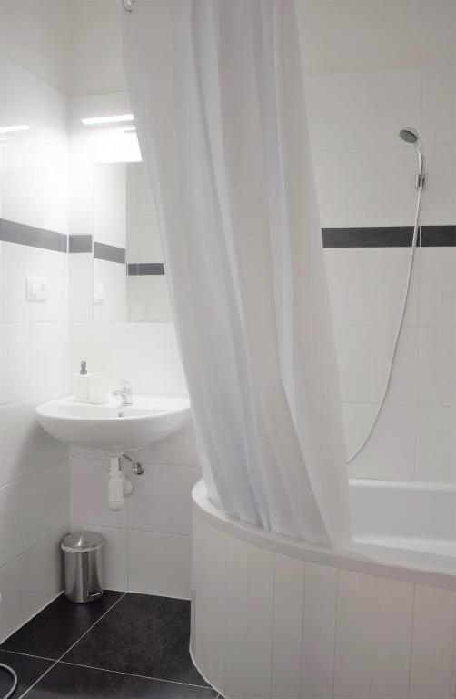 Koupelna v ubytování GLOBE Hostel Prague ADULTS ONLY