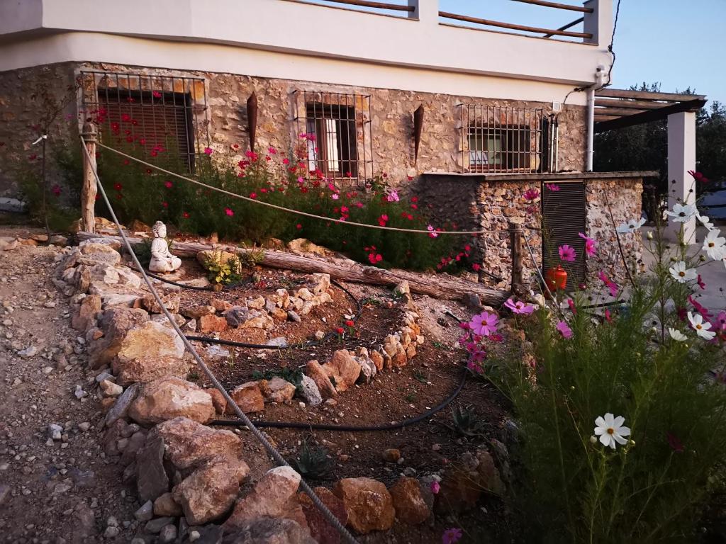 een stenen huis met bloemen ervoor bij Cortijo Samadhi in Lanjarón